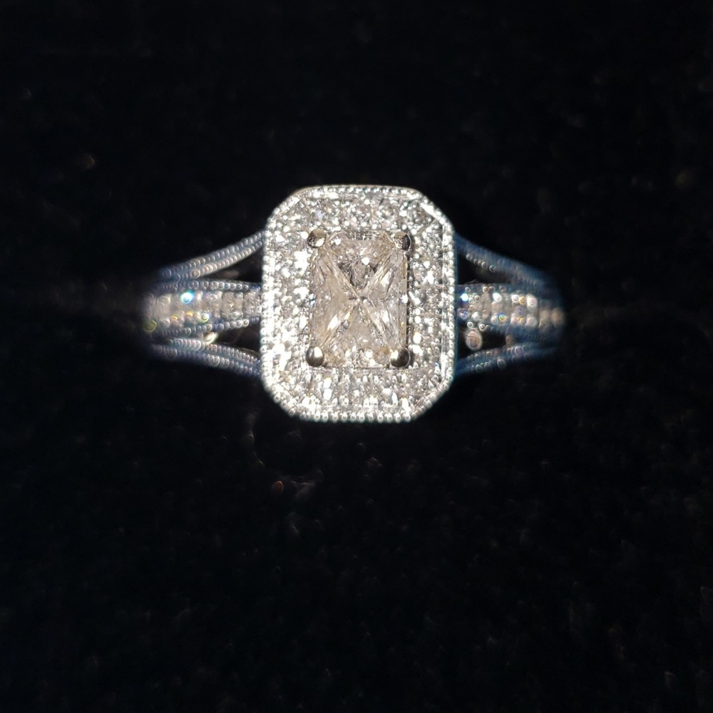 Helzberg halo diamond ring - 14k